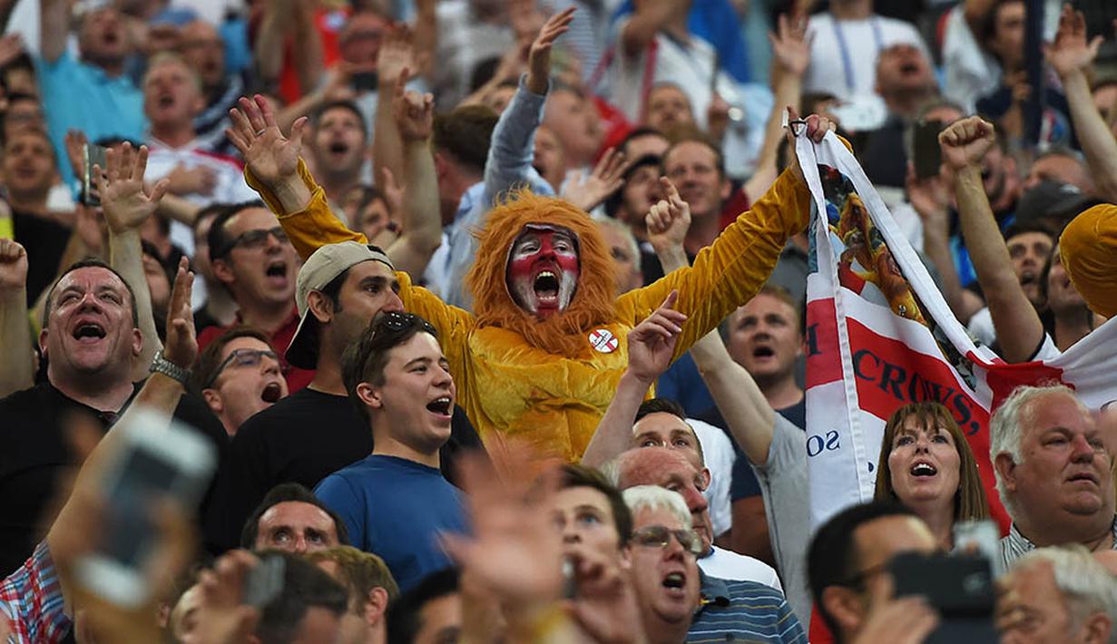 Suporter Inggris berdandan seperti singa saat menyaksikan laga Grup B Piala Eropa 2016 antara Inggris melawan Rusia di Stade Velodrome, Marseille, Paris, Sabtu (11/6/2016). (AFP/Anne-Christine Poujoulat)
