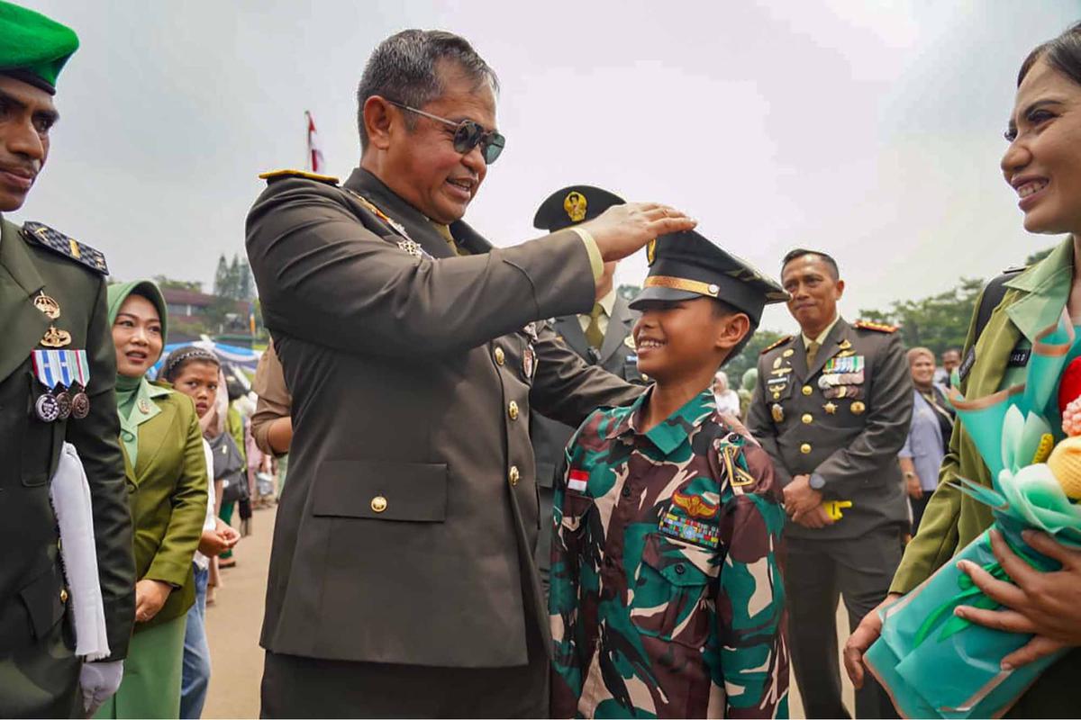 FOTO: Momen Akrab  Kasad Maruli Simanjuntak Kenakan Topi Berpuncak kepada Seorang Anak