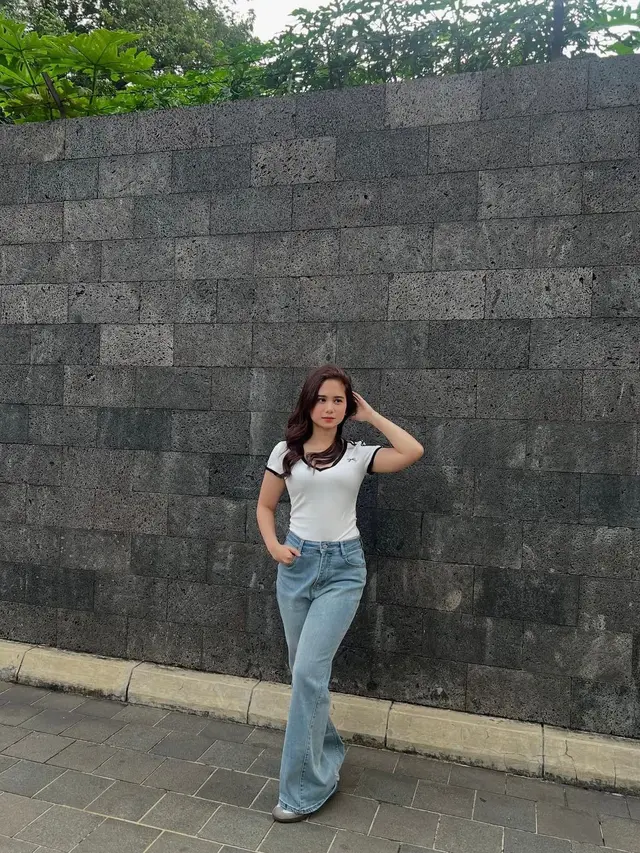 Padu padan outfit jeans dengan atasan casual