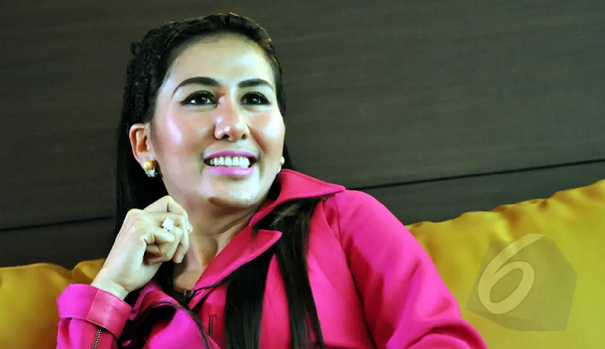 Penyanyi pendatang baru, Ratna Dilla saat melakukan sesi wawancara di kantor Liputan6.com, SCTV Tower, Jakarta. Foto diambil pada Senin (23/2/2015). (Liputan6.com/Panji Diksana)