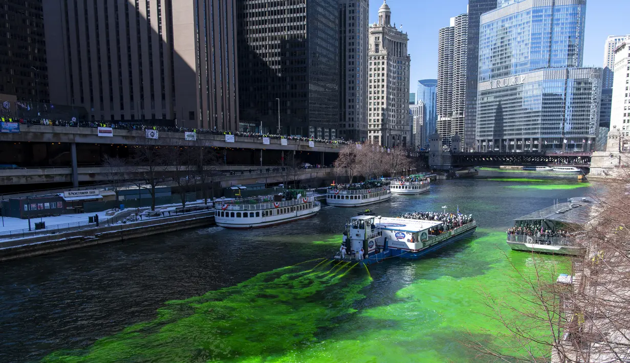 Anggota Plumbers Union Local 130 mewarnai Sungai Chicago dengan warna hijau, Sabtu (12/3/2022). Perubahan warna ini dilakukan untuk menyambut Hari St. Patrick pada Kamis mendatang. (Tyler Pasciak LaRiviere/Chicago Sun-Times via AP)