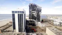 Trump Plaza Hotel and Casino diledakkan, Atlantic City, New Jersey, Amerika Serikat, Rabu (17/2/2021). Penghancuran dilakukan menggunakan menggunakan tiga ribu batang dinamit. (Edward Lea/The Press of Atlantic City via AP)