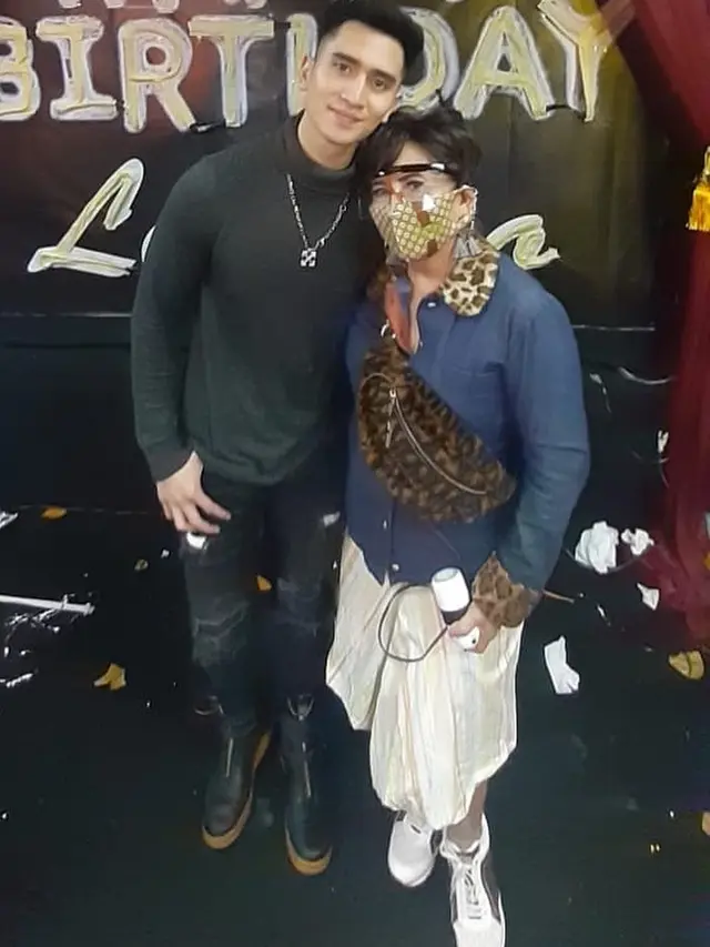 6 Potret Kebersamaan Verrell Bramasta dan Sang Nenek yang Gaul, Curi Perhatian