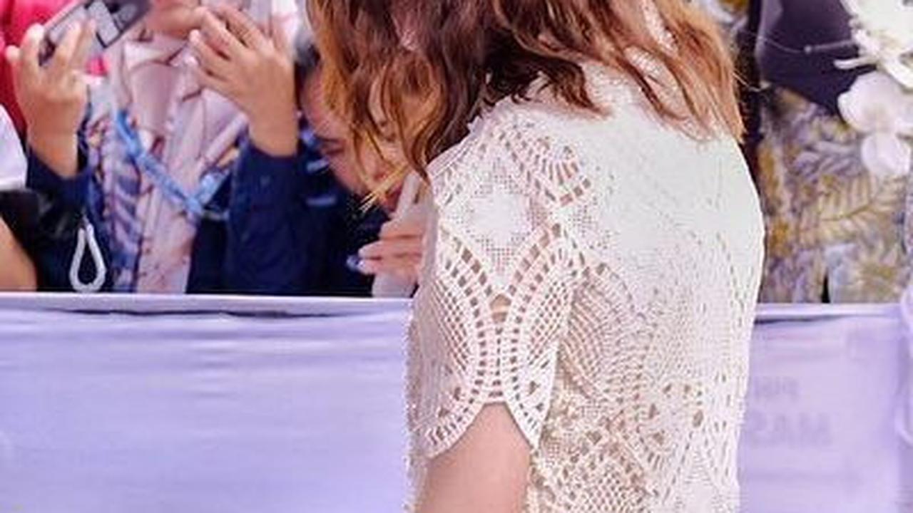 Penampilannya semakin cantik dengan model rambut dicurly.