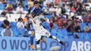 Pemain Nigeria, Jude Sunday, duel udara dengan pemain Italia, Mattia Zanotti, pada laga Grup D Piala Dunia U-20 2023 di Stadion Malvinas Argentina, Kamis (25/5/2023). Nigeria menang dua gol tanpa balas. (AP Photo/Natacha Pisarenko)