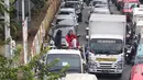 Pelajar menumpang truk terbuka yang melintas di kawasan Lenteng Agung, Jakarta, Senin (8/4). Perilaku buruk tersebut membahayakan keselamatan diri mereka dan pengguna jalan lain. (Liputan6.com/Immanuel Antonius)