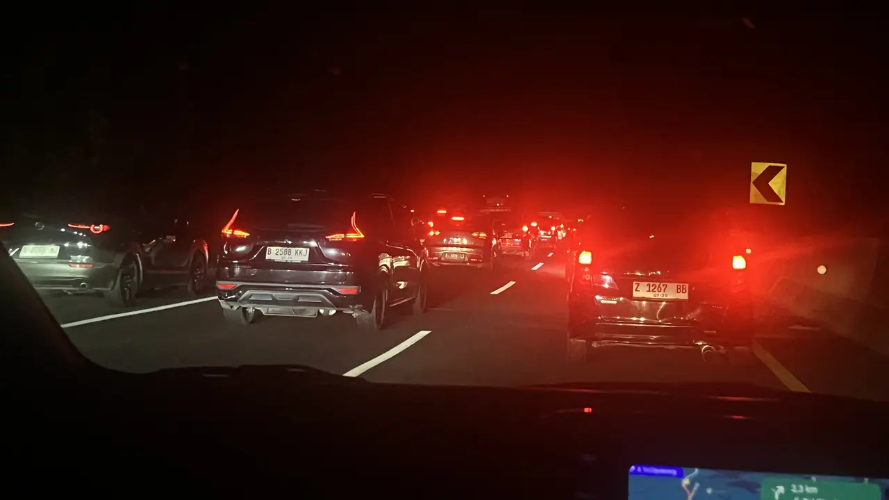 Arus lalu lintas arah Jakarta di Tol Cipularang mulai mengalami kepadatan pada H+2 libur lebaran.