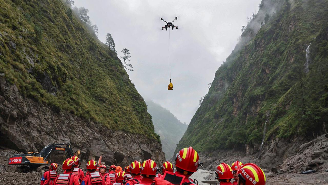 Tim Penyelamat Tiongkok Tembus Pelabuhan Gyirong yang Hancur