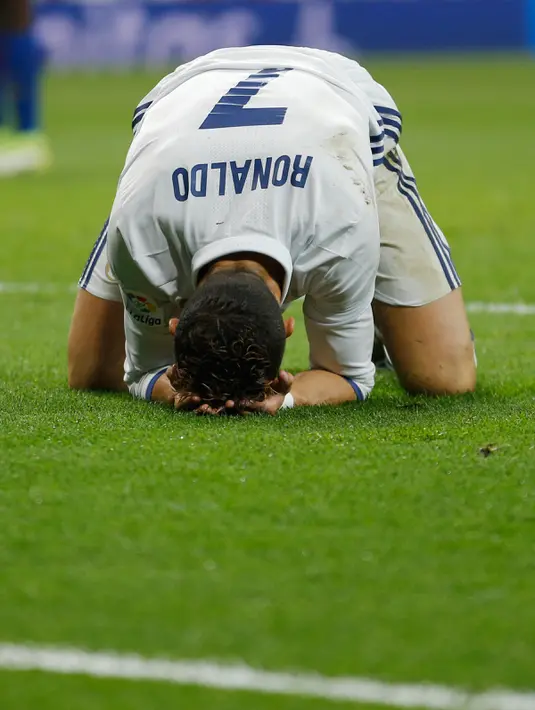Penyerang Real Madrid, Cristiano Ronaldo tertunduk lesu usai Real Madrid dikalahkan Barcelona dalam pertandingan el clasico La Liga Spanyol di Stadion Santiago Bernabeu, Madrid, (24/4). (AP Photo/Francisco Seco)