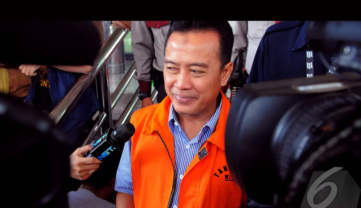 Usai dari Gedung KPK, Ade yang mengenakan rompi tahan KPK berwarna oranye itu langsung diboyong ke Rumah Tahanan KPK di Pomdam Guntur Jaya, Jakarta, Rabu (13/8/2014) (Liputan6.com/Faisal R Syam)
