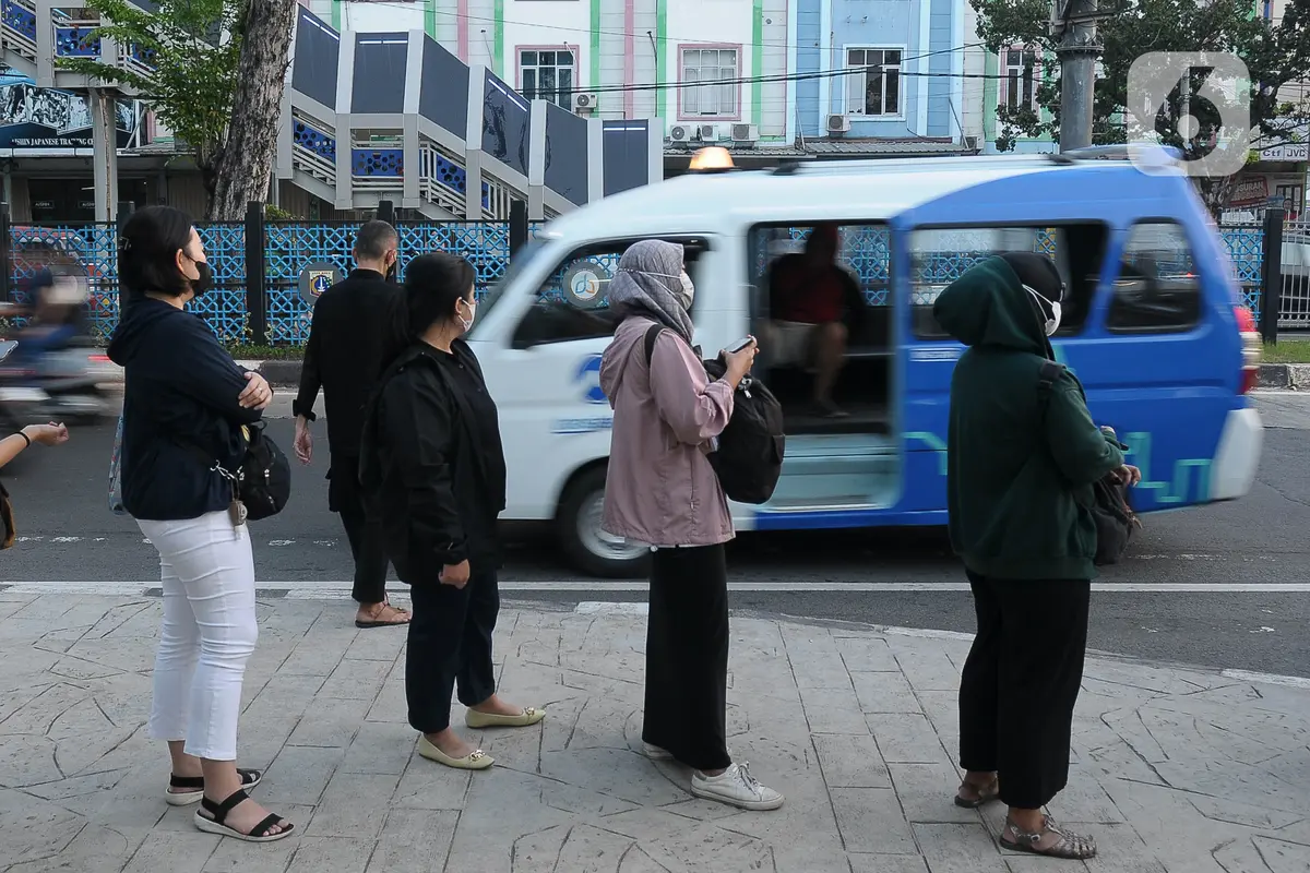 Budaya Tertib Antre Para Pengguna Mikrotrans JakLingko