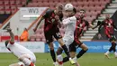 Striker Bournemouth, Sam Surridge (tengah) melepaskan sundulan ke gawang Southampton dalam laga perempatfinal Piala FA 2020/2021 di Vitality Stadium, Bournemouth, Sabtu (20/3/2021). Bournemouth kalah 0-3 dari Southampton. (AP/Kirsty Wigglesworth)