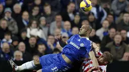 Chelsea's Brazilian player Alex fights for the ball with Sunderland's Martyn Waghorn during their Premiership match at Stamford Bridge in London on November 1, 2008. AFP PHOTO/Adrian Dennis