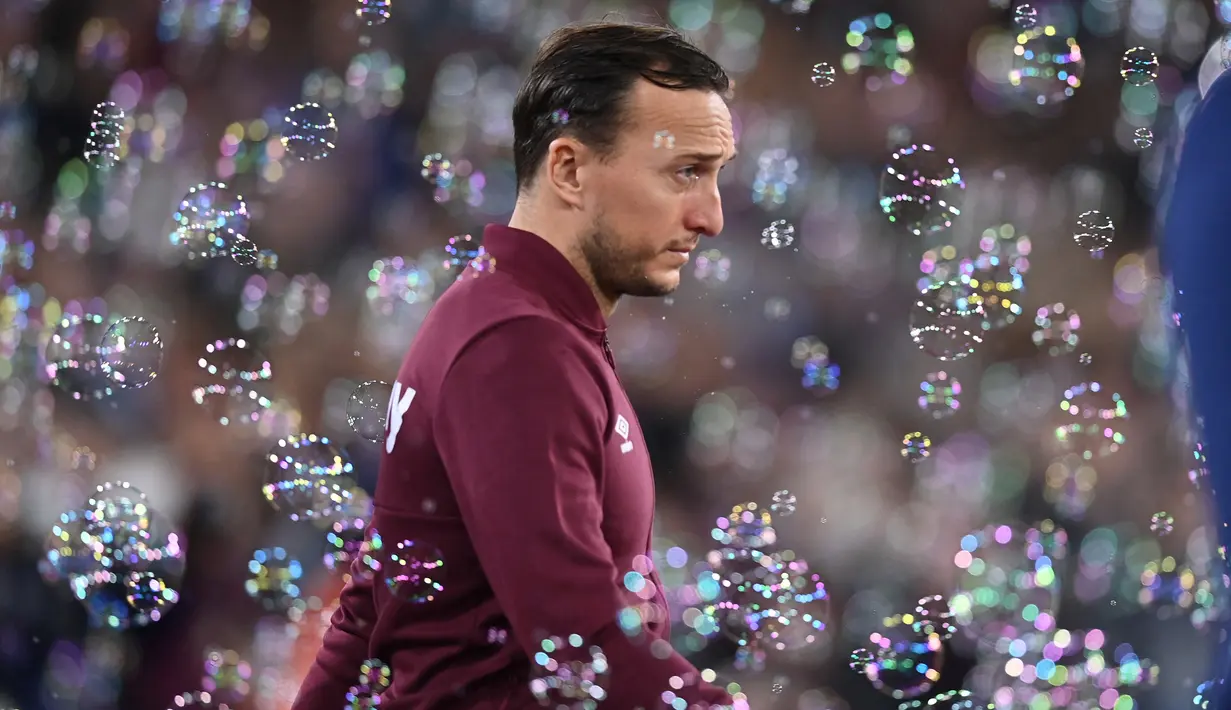 Mark Noble. Gelandang berusia 35 tahun yang kini memasuki musim ke-18 bersama West Ham United ini telah tampil dalam 405 laga di Premier League dengan mencetak 46 gol dan 42 assist hanya bersama The Hammers. Debutnya terjadi saat West Ham menang 3-1 atas Blackburn, 13 Agustus 2005. (AFP/Glyn Kirk)