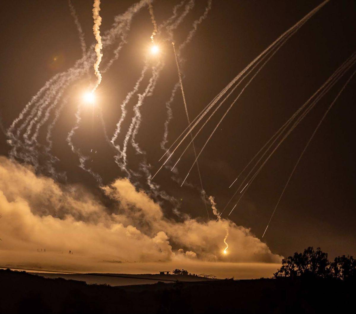 Pasukan militer Israel melancarkan operasi serangan darat menuju Kota Gaza, Palestina, pada Kamis (2/11) malam. Mereka bergerak dengan diiringi kilatan cahaya suar yang menerangi langit malam di&nbsp;Jalur Gaza.<br>