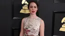 Sarah Jarosz, penyanyi Amerika ini menang dalam kategori 'Best  Folk Album' di Grammy Awards 2017. Sarah hadir mengenakan dress sederhana berwarna krem dan bermotif unik. Tatanan rambut dan makeupnya juga semakin mempercantiknya. (AFP/Bintang.com)