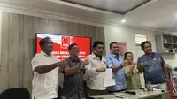 Ketua Desk Pilkada Projo Roy Abimayu mengumumkan sejumlah kepala daerah yang mendapat dukungannya untuk maju sebagai calon kepala daerah jelang Pemilihan Kepala Daerah atau Pilkada 2024. (Liputan6.com/Muhammad Radityo Priyasmoro)