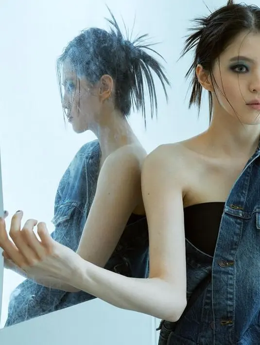 Han So Hee lagi-lagi menampilkan pesona berbeda dengan variasi gaya dalam memakai atasan. (Instagram/xeesoxee).