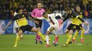 Striker Paris Saint-Germain, Kylian Mbappe, berebut bola dengan pemain Borussia Dortmund pada leg pertama 16 besar Liga Champions di Signal Iduna Park, Dortmund, Rabu (19/2) dini hari WIB. Dortmund menang 2-1 atas PSG. (AFP/Ina Fassbender)