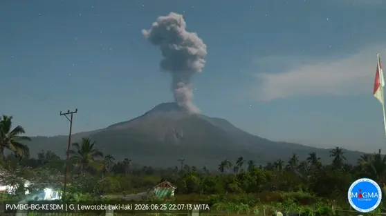 Gunung Lewotobi Laki-Laki Erupsi 1.500 Meter