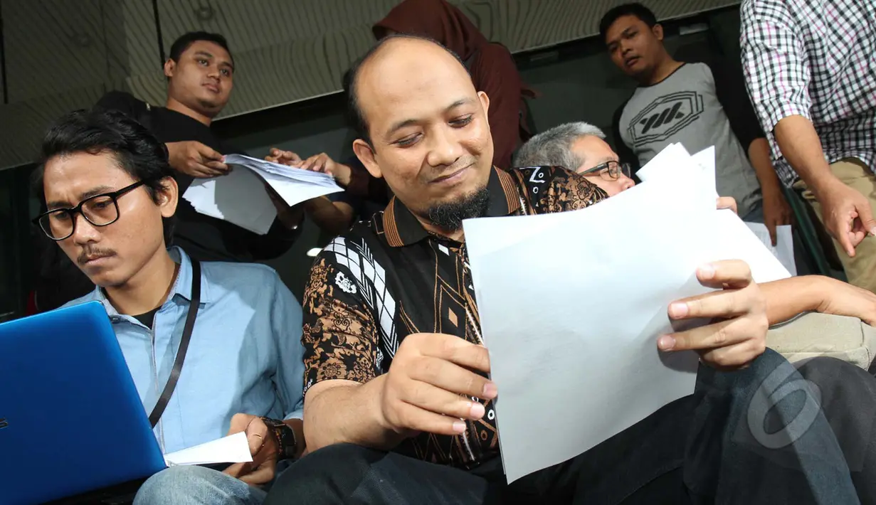 Novel Baswedan memberikan keterangan pers di depan Gedung KPK, Jakarta, Minggu (10/5/2015). Novel bersama kuasa hukumnya akan kembali mengajukan praperadilan terhadap Bareskrim Mabes Polri terkait penggeledahan rumahnya. (Liputan6.com/Herman Zakharia)
