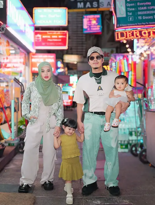 Seperti potret ini, keluarga Atta-Aurel terlihat stylish dengan padu padan busana sentuhan putih dan hijau. [@attahalilintar].