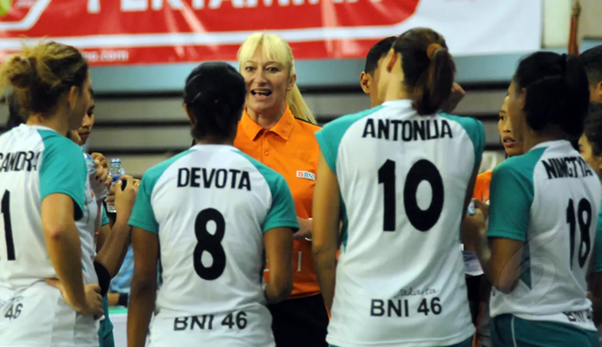 Pelatih putri Jakarta BNI 46, Svetlana Ilic memberikan arahan pada timnya saat laga melawan Jakarta Pertamina Energi di Pertamina Proliga 2015, GOR Dome Balikpapan, (8/2/2015). Jakarta Pertamina Energi unggul 3-0. (Liputan6.com/Helmi Fithriansyah)