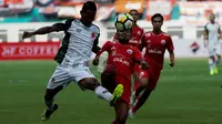 Gelandang Persija Jakarta, Ramdani Lestaluhu, berebut bola dengan bek PS Tira, Abduh Lestaluhu, pada laga Liga 1 di Stadion Wibawa Mukti, Jawa Barat, Sabtu (10/11). Kedua klub bermain imbang 0-0. (Bola.com/Yoppy Renato)