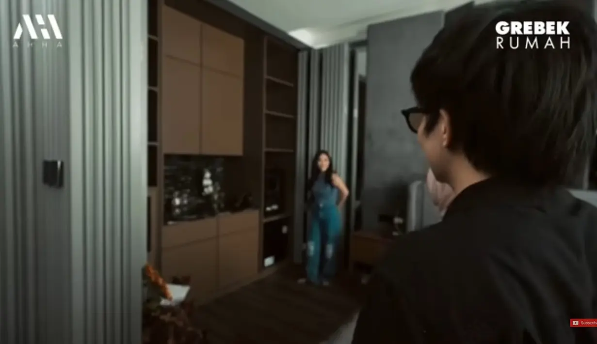 Yaitu mini pentry, Rachel mengaku suka makan di atas tempat tidur. Sehingga, pentry ada di kamarnya. Di sebelah pentry juga terdapat beberapa kamera koleksinya. [Youtube/AH]
