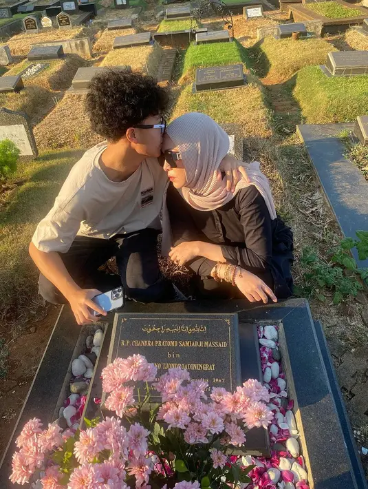 Perempuan berusia 46 tahun itu bersyukur memiliki anak semata wayang pernikahannya dengan Adjie. Bahkan, putranya, Keanu disebut mirip dengan mendiang Adjie Massaid. [Instagram/angelinasondakh09]