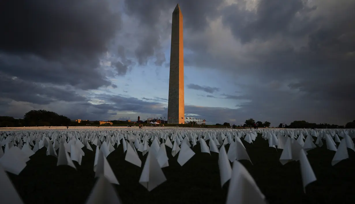 Bendera putih dipajang untuk mengenang orang AS yang meninggal karena COVID-19 dalam instalasi seni sementara seniman Suzanne Brennan Firstenberg 'Di Amerika: Ingat' di National Mall, Washington, AS, Jumat (17/9/2021). Instalasi terdiri dari lebih dari 630.000 bendera. (AP Photo/Brynn Anderson)