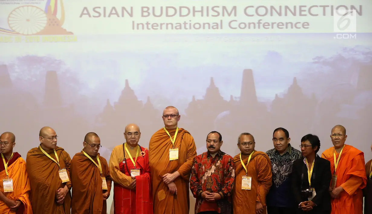 Perwakilan umat Buddha Se Asia saat menghadiri Asian Buddhism Connection Ke 3 di Gedung Praasadha Jinarakkhita, Jakarta, Sabtu (15/9). Konferensi internasional tingkat Asia dihadiri umat Buddha dari 16 negara. (Liputan6.com/Johan Tallo)