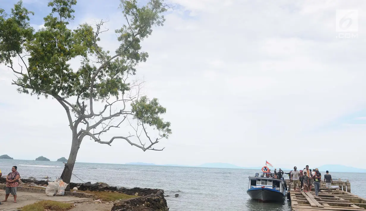 Para penumpang turun dari kapal setibanya di dermaga Canti, Lampung, Senin (31/12). Dari Sebesi ke Dermaga Canti, hanya ada satu kapal yang menyeberang pada pukul 07.00 WIB dengan tarif Rp 20.000 per orang. (Liputan6.com/Herman Zakharia)