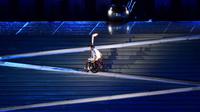 Seorang atler bersiap menyalakan api pada Pembukaan Paralimpik Rio 2016 di Stadion Maracana, Rio de Janeiro (7/8/2016). (AFP/Tasso Marcelo)