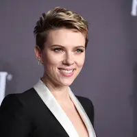 Scarlett Johansson merilis debut albumnya pada tahun 2008 yang berjudul Anywhere I Lay My Head. Padaa tahun 2015, aktris Avengers ini membentuk sebuah band bernama The Singles. (ANGELA WEISS / AFP)