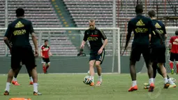 Beberapa pemain Ajax Amsterdam terlihat berlatih umpan bola-bola pendek saat berlatih di Stadion GBK Jakarta, Minggu (10/5/2014). (Liputan6.com/Helmi Fithriansyah)