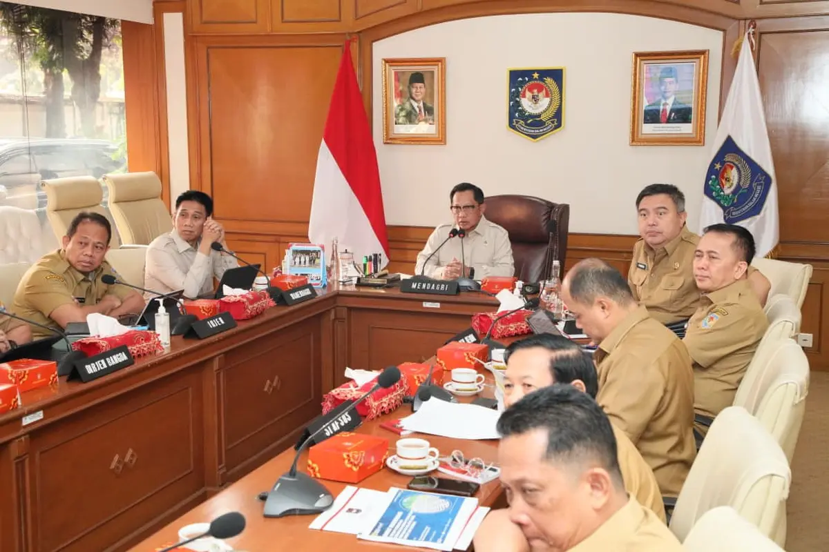 Menteri Dalam Negeri (Mendagri) Tito Karnavian memimpin Rapat Koordinasi Pendataan Kerusakan Rumah, Fasilitas Umum, dan Jumlah Pengungsi Terbaru Pascabencana di Wilayah Sumatera.