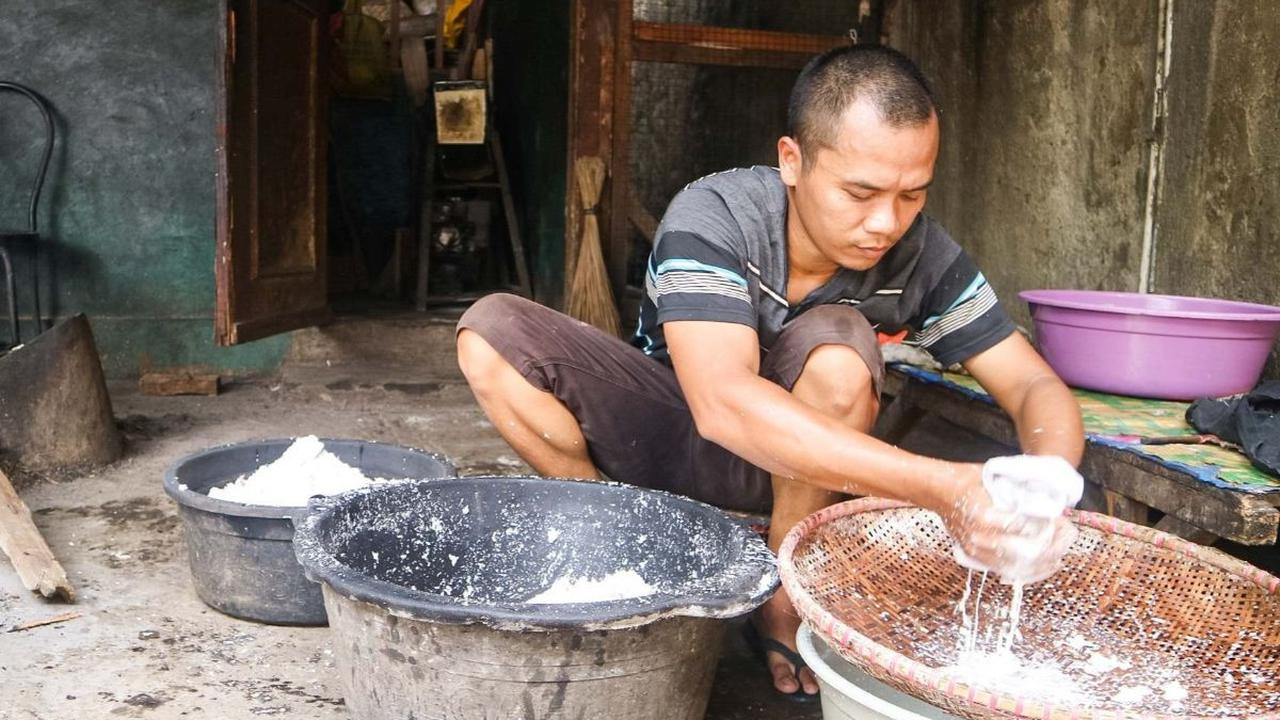 "Ke Saudi, Sumatera, Bali. Tahun kemarin tiap bulan ke Bali, ada konsumennya. Jadi dia ke sini beli di sini. Beli di sini dijual ke Bali. Sekarang pabrik-pabrik ambil 10 kg ke teh Wiwin," tutur Wiwin.<br>