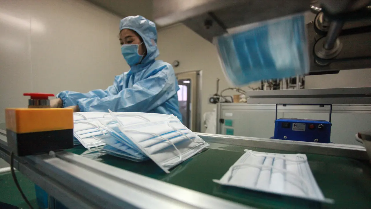 Virus Corona Mewabah, Pekerja China Sibuk Produksi Pakaian Pelindung dan Masker