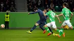 Pertarungan sengit tersaji di leg pertama perempat final Liga Europa antara Wolfsburg dengan Napoli di Stadion Volkswagen Arena, Kamis (16/4/2015) . Napoli menang 4-1 atas Wolfsburg. (REUTERS/Fabian Bimmer)