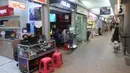 Pedagang menunggu pembeli di Poins Square Lebak Bulus, Jakarta, Senin (4/1/2021). Dampak pandemi COVID-19, sejumlah pemilik kios di pusat berbelanjaan tersebut mengaku mengalami penurunan omzet hingga 50 persen. (merdeka.com/Arie Basuki)