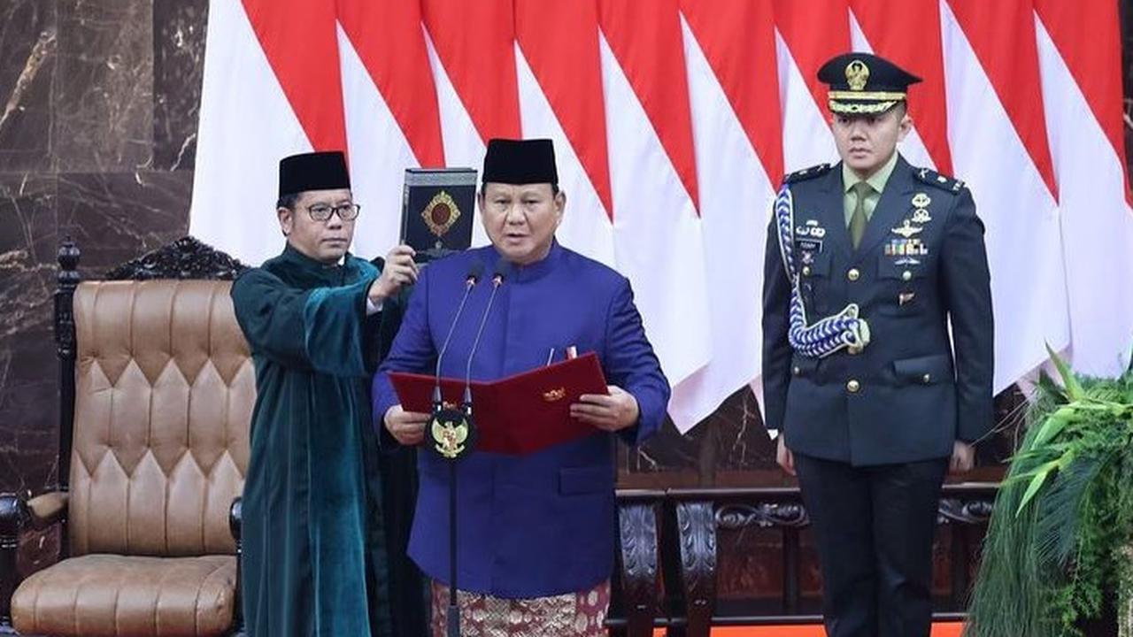 Baju Beskap Warna Biru Prabowo Subianto