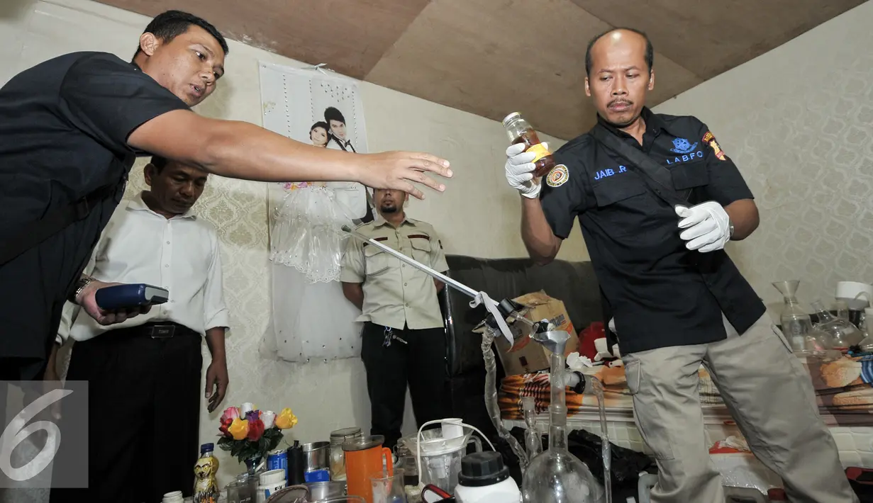 Petugas Labotarium Forensi (labfor) Polda Metro melakukan pengujian bahan yang diduga digunakan untuk membuat sabu, Jakarta, (25/7). Petugas menggerebek sebuah home industry yang dijadikan pabrik narkoba jenis sabu. (Liputan6.com/Yoppy Renato)