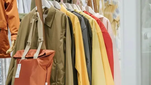 Diary Fimela: Cerita Ame Raincoat, Jas Hujan Stylish Kreasi Anak ITB yang Bikin Presiden Jokowi Kepincut