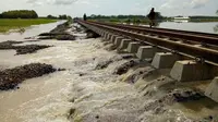 Luapan sungai Cisanggarung di Timur Cirebon membuat 200 meter jalur selata kereta api tidak bisa dilewati. (Humas Daops 3 / Panji Prayitno)