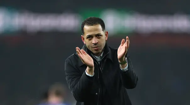 Manajer Chelsea, Liam Rosenior, menyapa para penggemar di akhir pertandingan leg kedua semifinal Carabao Cup melawan Arsenal di Emirates Stadium, Rabu (4/2/2026) dini hari WIB. (AP Photo/Ian Walton)