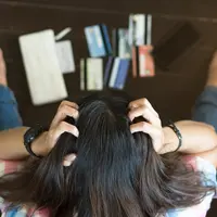 Ilustrasi perempuan stres mengatur keuangan/copyrightshutterstock/Pormezz