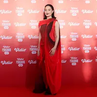 Adu Gaya Artis Tanah Air Dibalut Busana Serba Merah di Red Carpet Vidio Slate 2025. [Liputan6/Herman Zakharia]