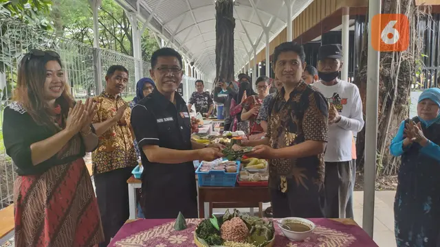 Kepala Dinas Perindustrian Kota Surakarta, Heru Sunardi (baju hitam) saat membuka soft launching Selter Kuliner Manahan