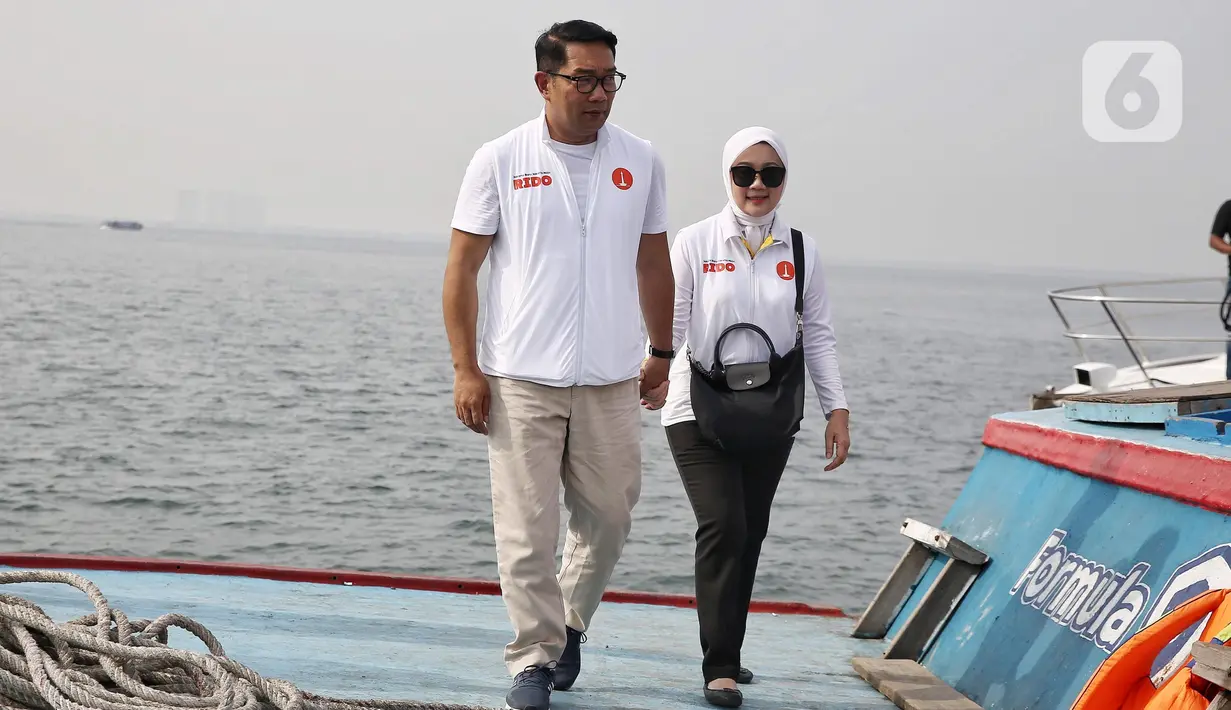 Calon Gubernur DKI Jakarta nomor urut 1 Ridwan Kamil (kanan) bersama istrinya Atalia Praratya saat tiba di salah satu pulau di Kepulauan Seribu, perairan Teluk Jakarta, Minggu (10/11/2024). (Liputan6.com/Angga Yuniar)